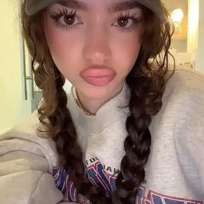 StormyNail6939의 Elara Vasileiou