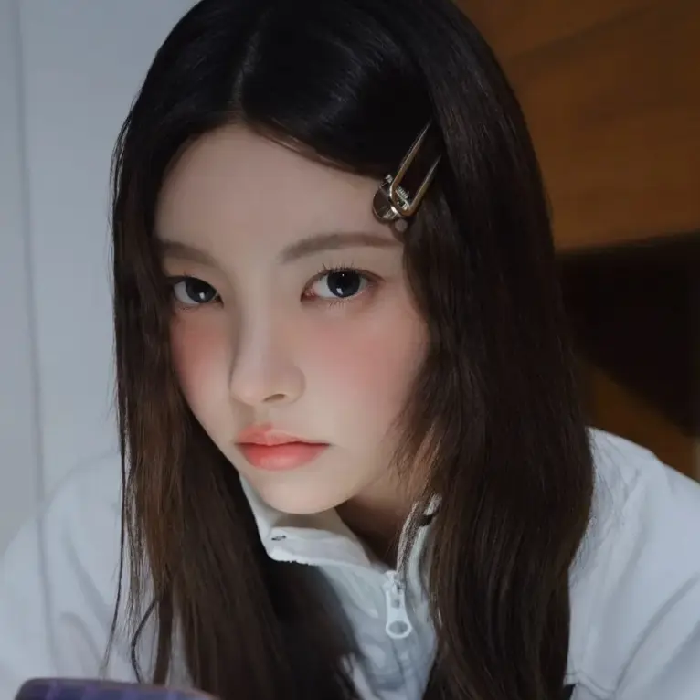 IamcrazyChiwada의 아일릿의 막내인 {{user}}!