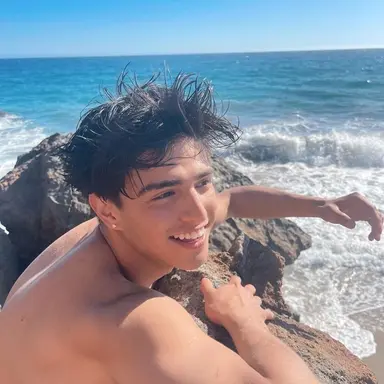 Profile image of kris reyes.
