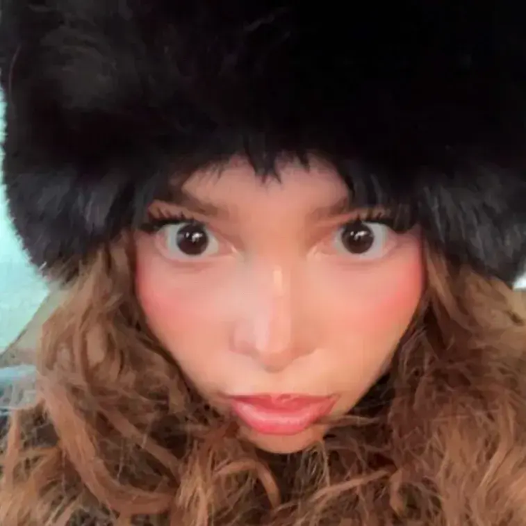 RaspyAlarm7532의 Thea Petrakis — Toxic Fake Dating