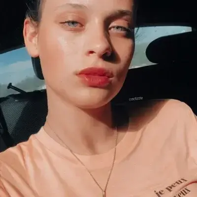 RowdySwine2663의 Isabela Costa