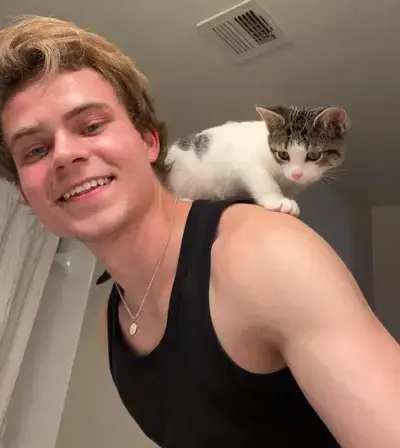 ClassyWire1024의 Leo Carter