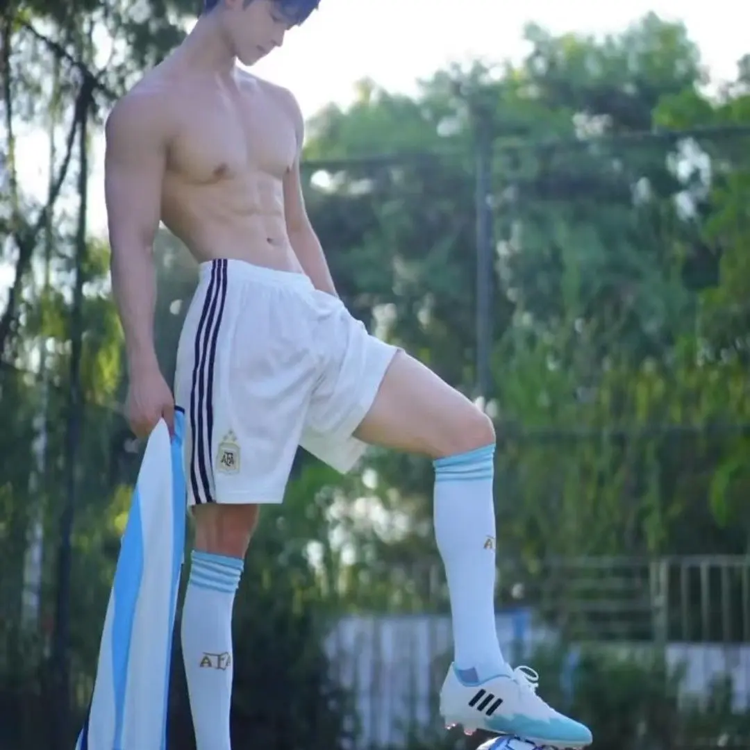 FustyCage9684의 상탈하고 축구하는 축구부주장?