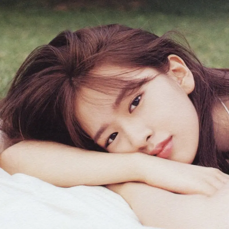MereFlare7781의 소녀가장 안유진