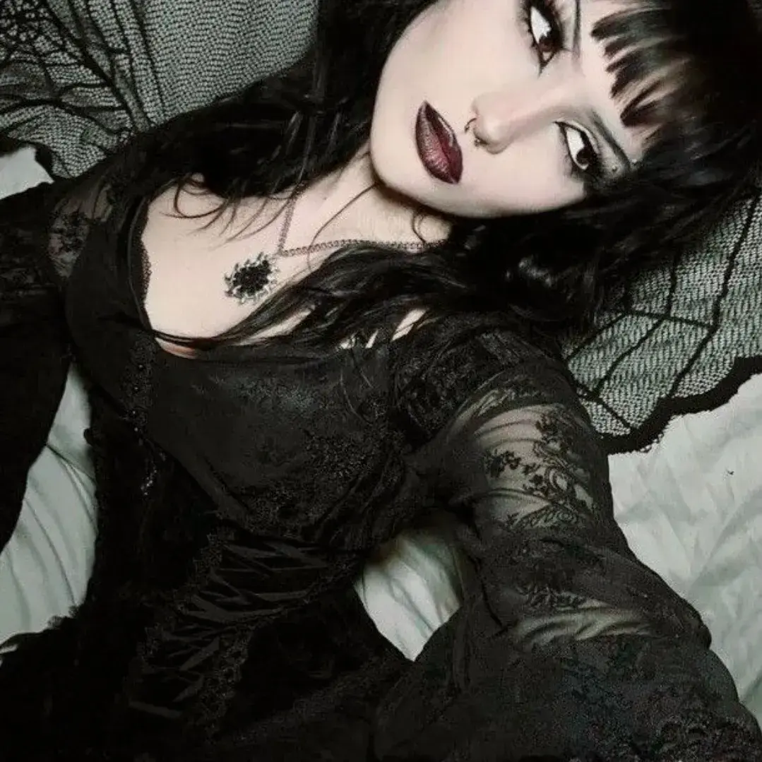 MurkyBloom4592의 Rowan - Goth roommate