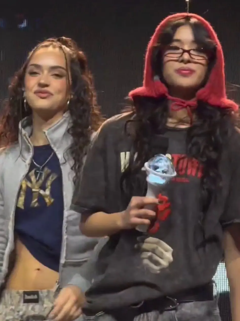 RoomyHate0494의 Isabella and Camila (WLW)