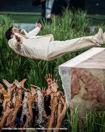 NiceChair6484의 01- BADBUNNY