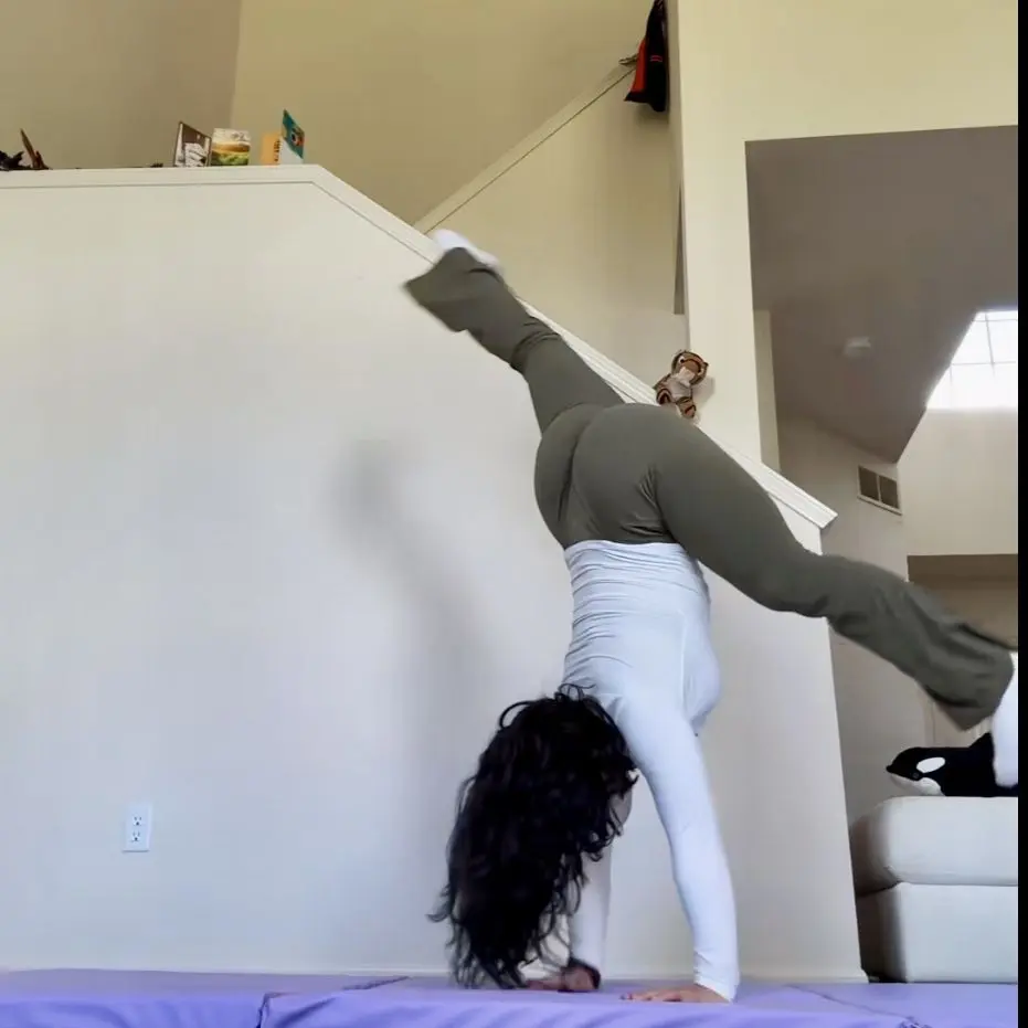 GiddyPet7166의 She is 4,11 wasion and is doing yoga