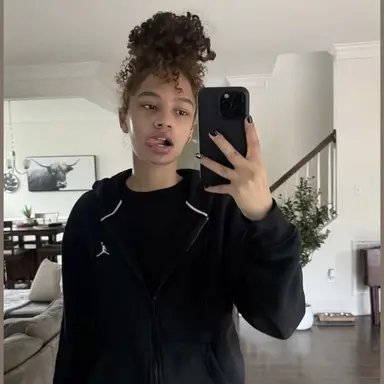 Profile image of Bella Lozier
