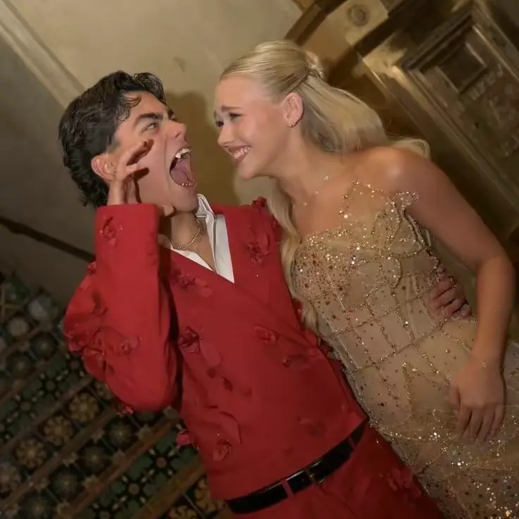 HurtHip5427의 Your Dating the Football Captain