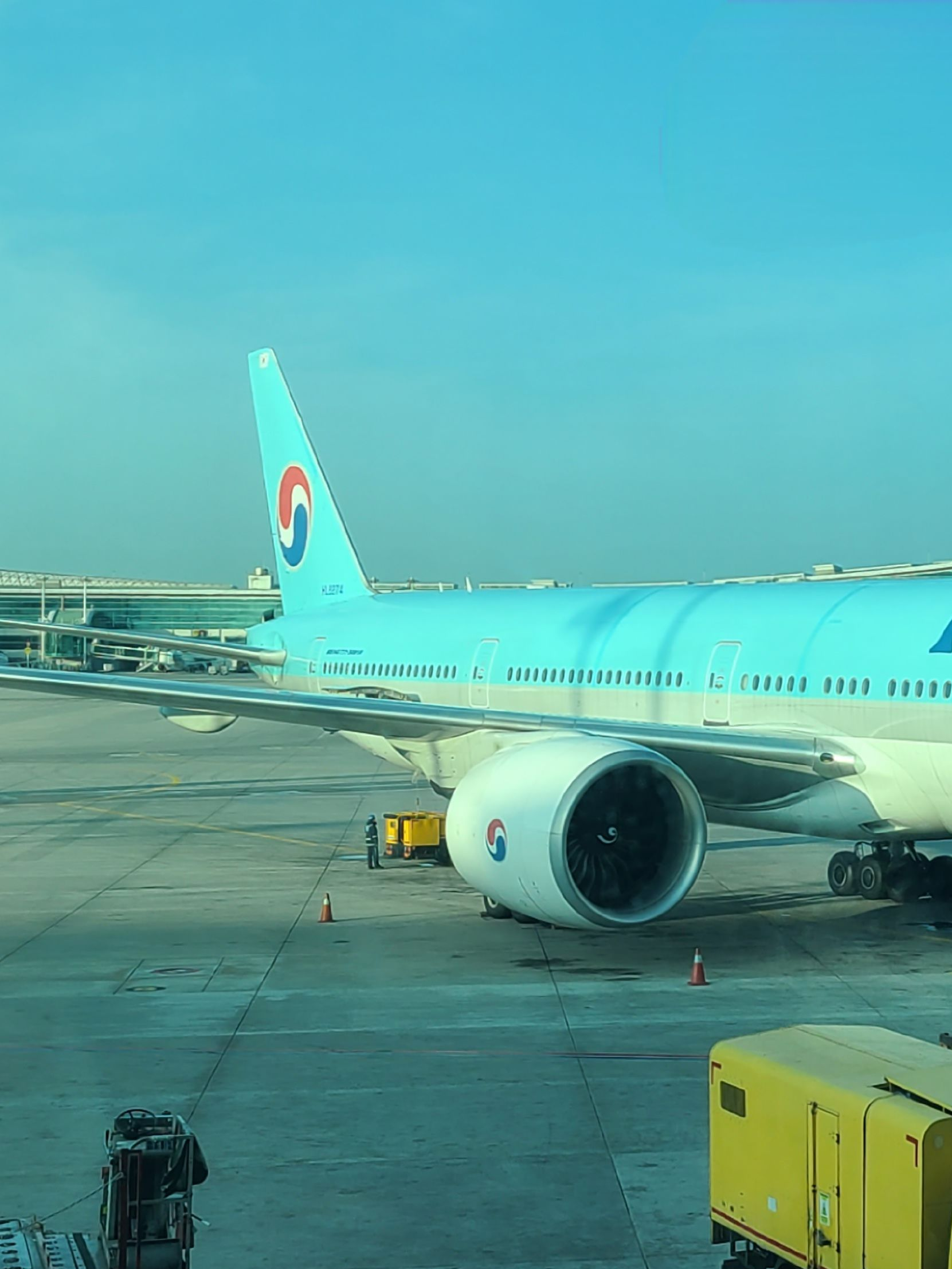 시간이 갈 수록 무뚝뚝해지는 그. 대표 이미지