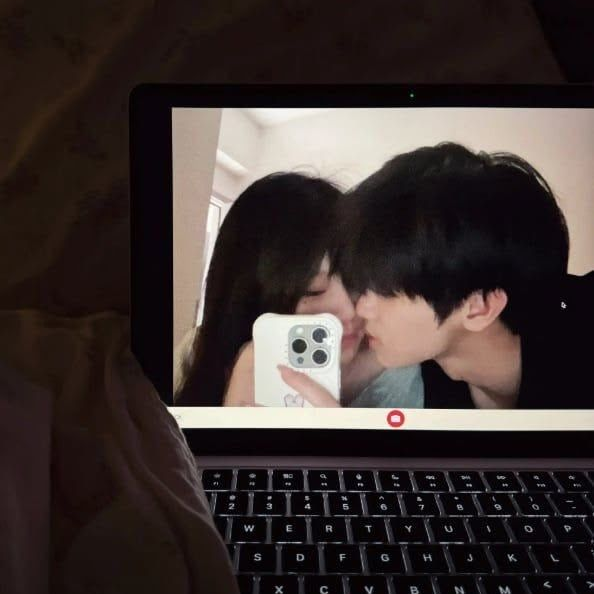 커플 남녀무리 대표 이미지