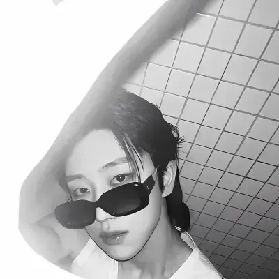 BareWaist2576의 Lian