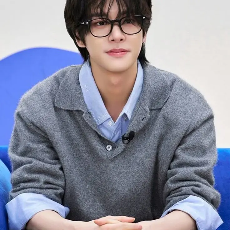 seonghwalegoprincess의 nerdy jake. 😼