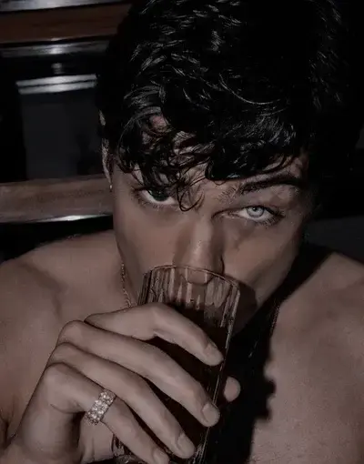 PetiteRack6445의 Zade Medows