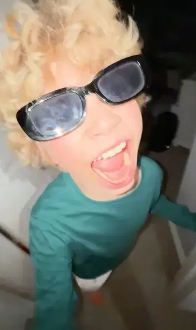 SlickVideo3946의 Finn Clarke