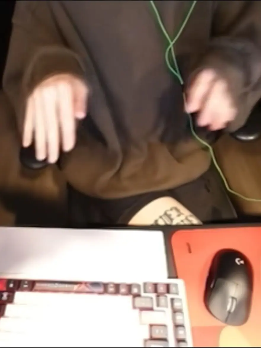 YUAK의 < 히어로를 사랑하는 빌런 >