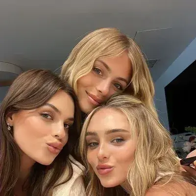 SpicyFloss5425의 3 Girls roomates