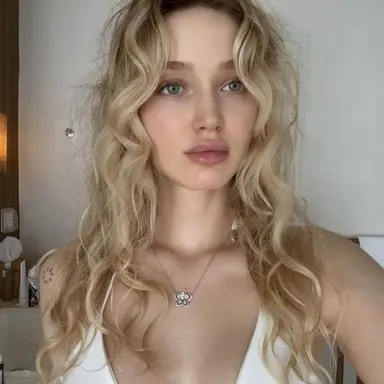 Profile image of Sophie Turner.