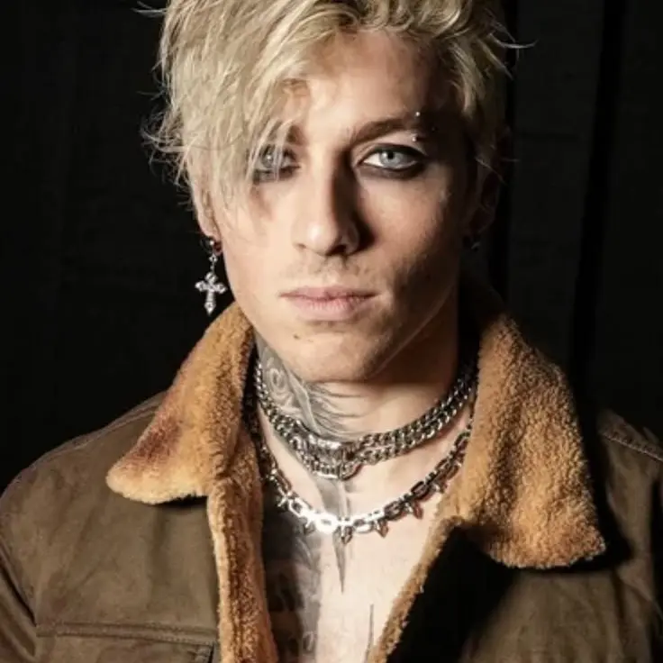 Liam20의 A famous singer for the band tx2.