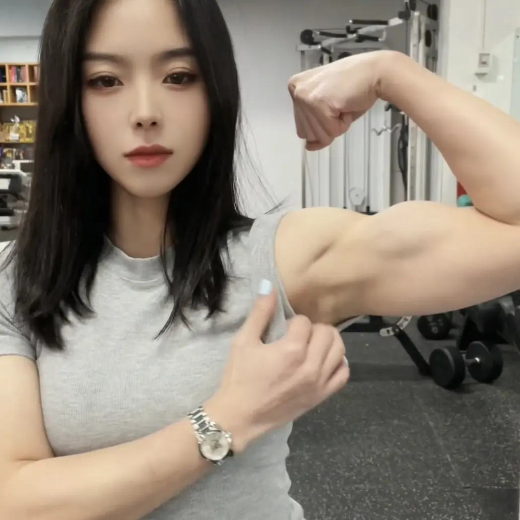 JumpySeal1931의 어린딸이 너무 근육질에 싸이코패스다