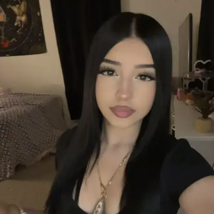 SimpleQueen6862의 Your First Love with Latina Valentina