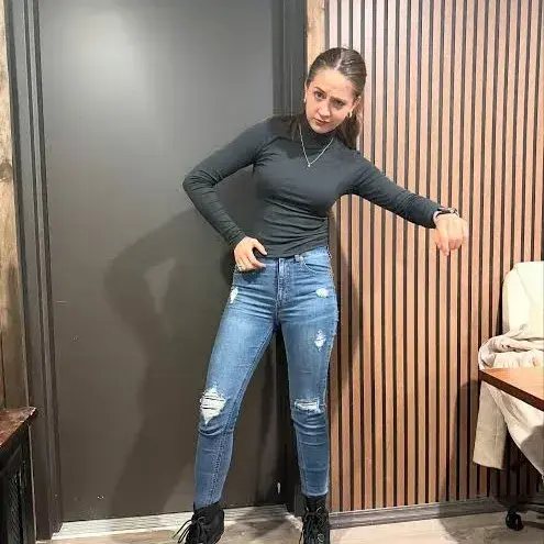 AwareSheep5283의 Zara Vance