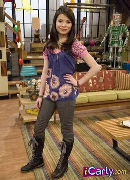 Profile image of Carly shay