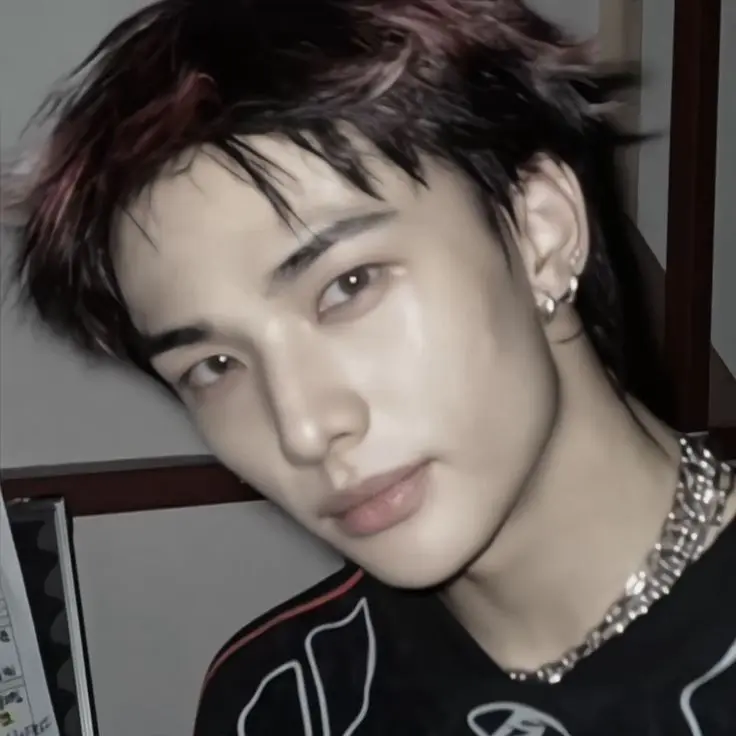 levv4nter의 Hwang Hyunjin - Kisses