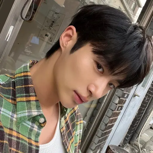 THE_B_1002의 변우석