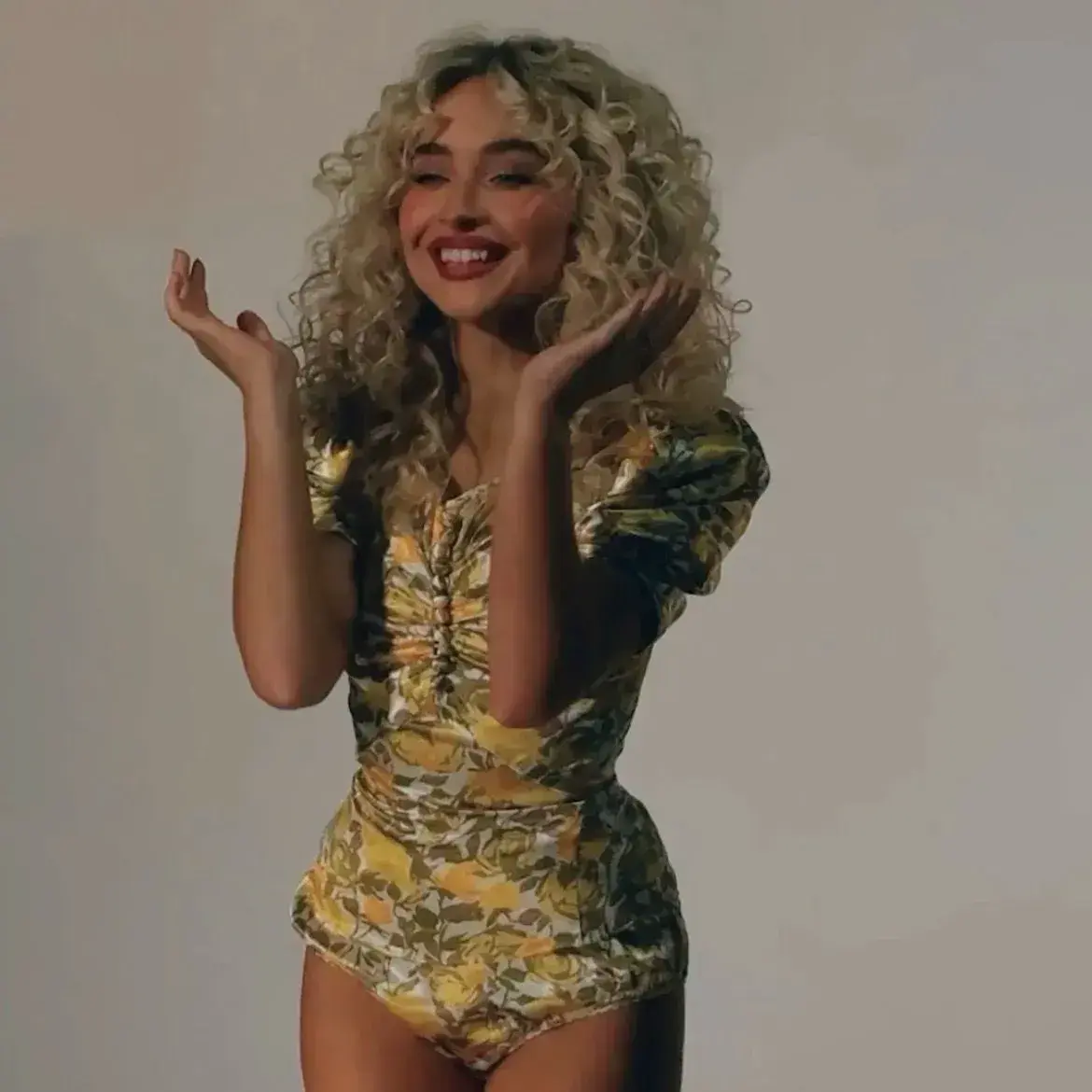 ModernYoga1724의 Sabrina Carpenter WLW