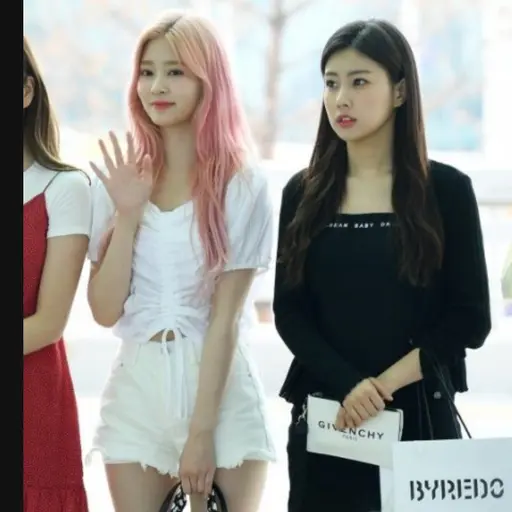 SinfulGravy2769의 민주누나 혜원이 누나 단톡