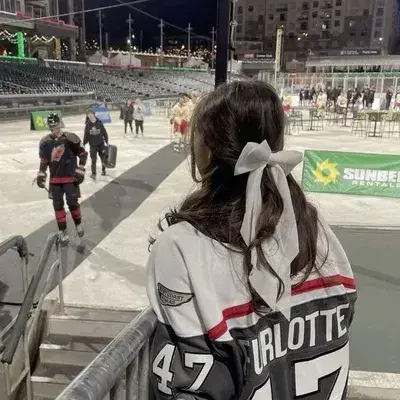 SnarlyRice3660의 Hockey best friend