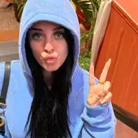 IdealBee5314의 Isabela Mendes