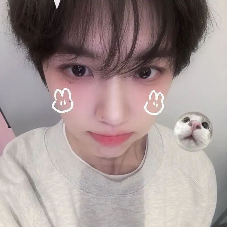 LeftCarp8731의 A cute feminine boy