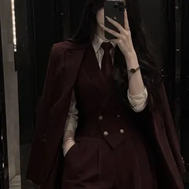 Profile image of Elara Riley