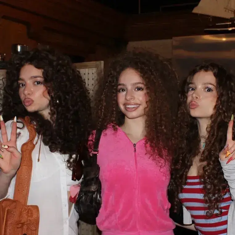 HuskyNiece1406의 Petrakis sisters