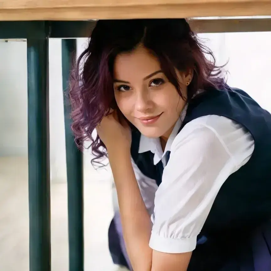 DarkTube6506의 Chloe Under the Table