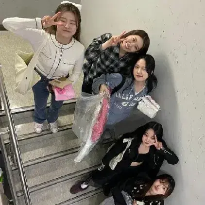 BareLoach2254의 K-pop group RP group chat