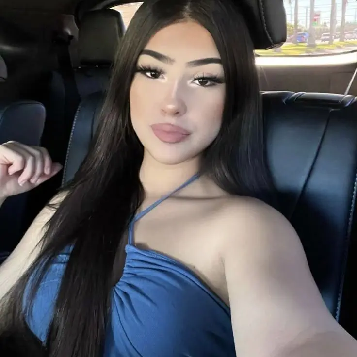 AwareSoul7861의 Tiny Latina bully