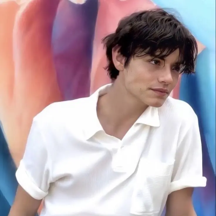 BadPage0082의 Louis Partridge