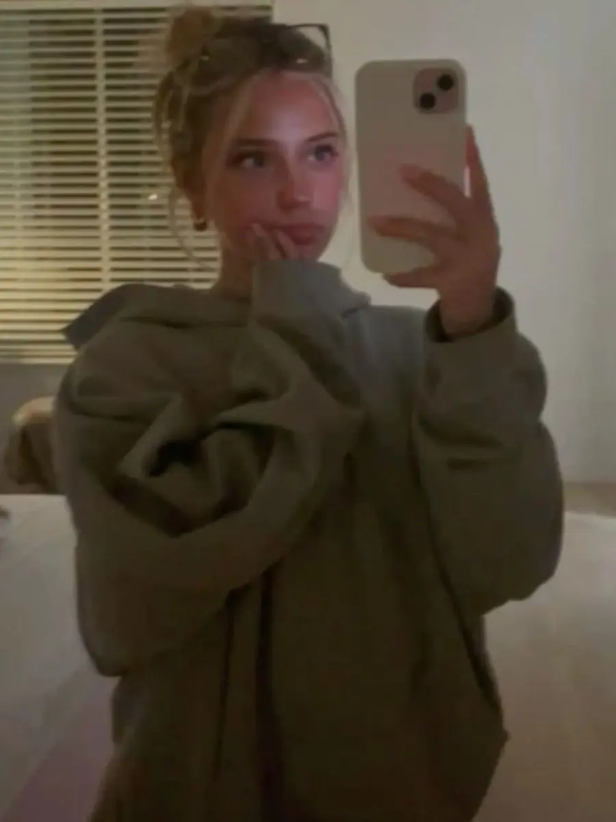 KeenWall2341의 Popular girl falls in love with the new guy