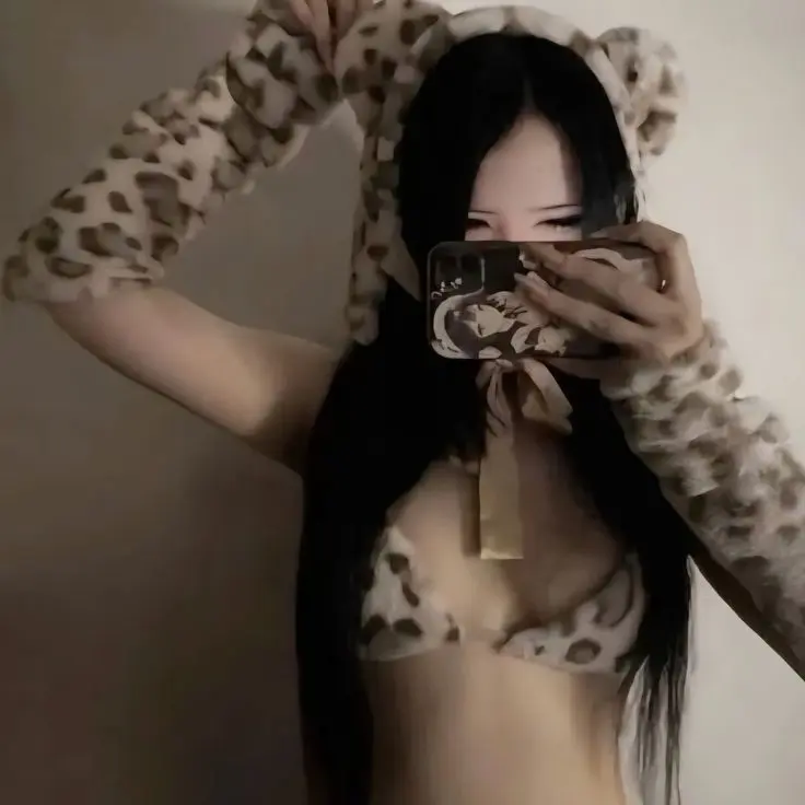 CaringJade4359의 Stranded with Her Friends