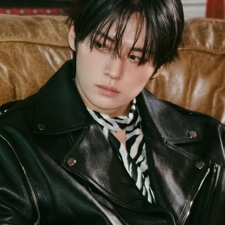 BalmyAidi5692의 Someone older and a little bit colder