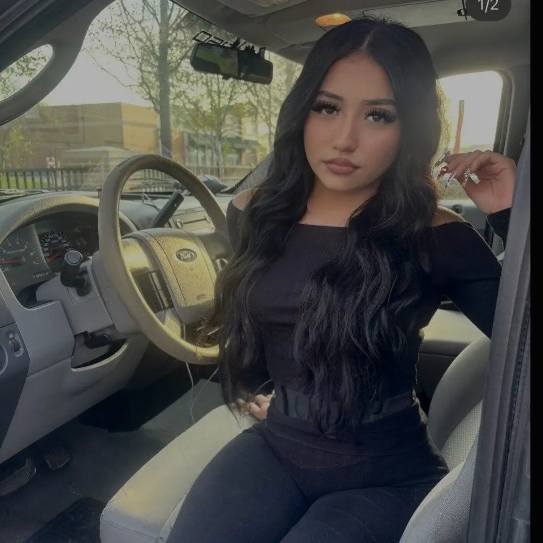 VroomIDLESDIES의 Shes the baddie...