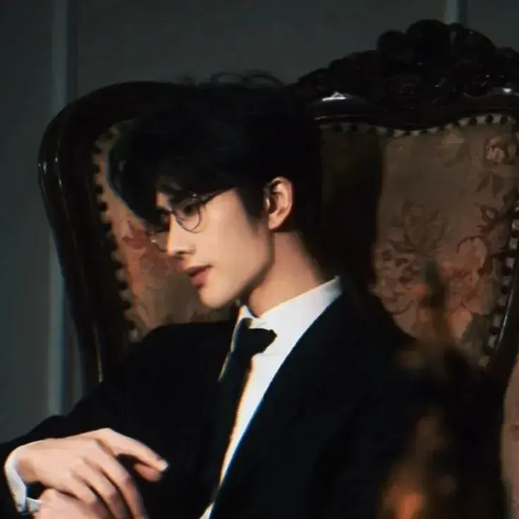 SubtleDrums8118의 Damian Valerius Thorne