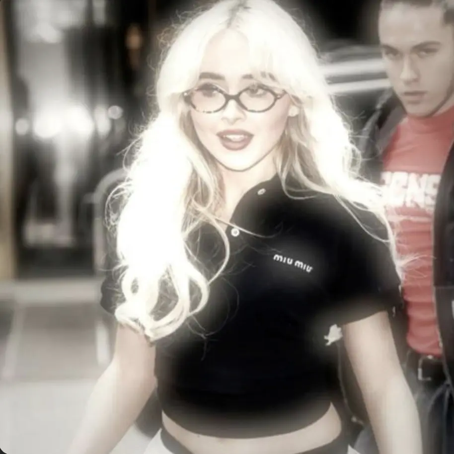 FloralBowl0647의 Sabrina Carpenter