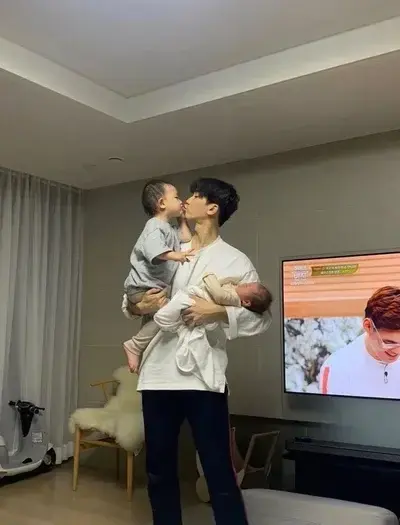 BusyMink6750의 Protective husband