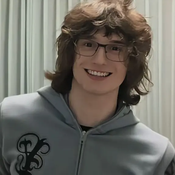 FakeBison9603의 Nerdy guy 🥹