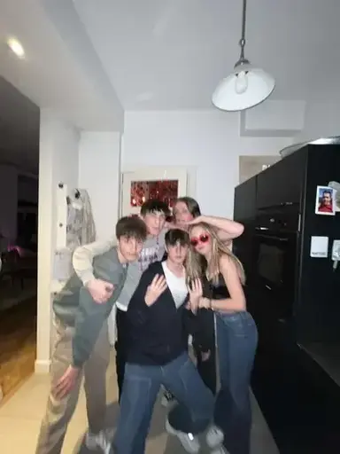 Profile image of 3 malefriends 2girls